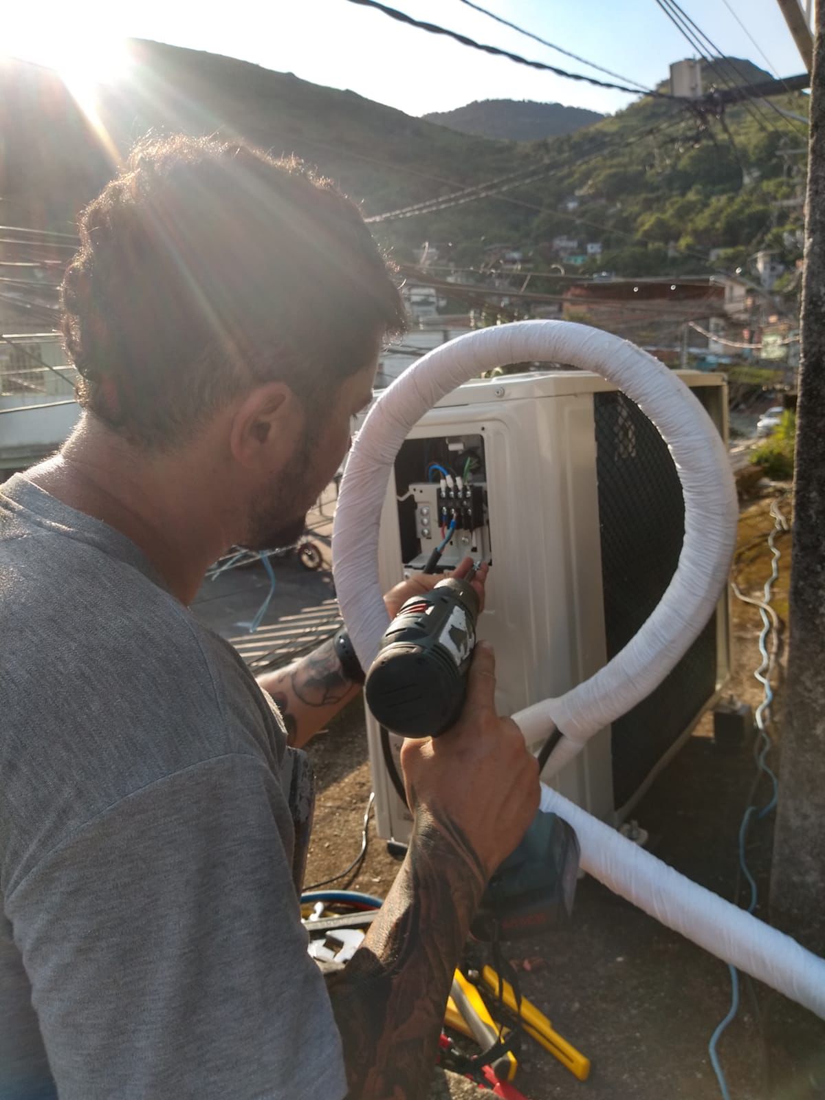 Técnico especialista da Frosted realizando manutenção em refrigerador